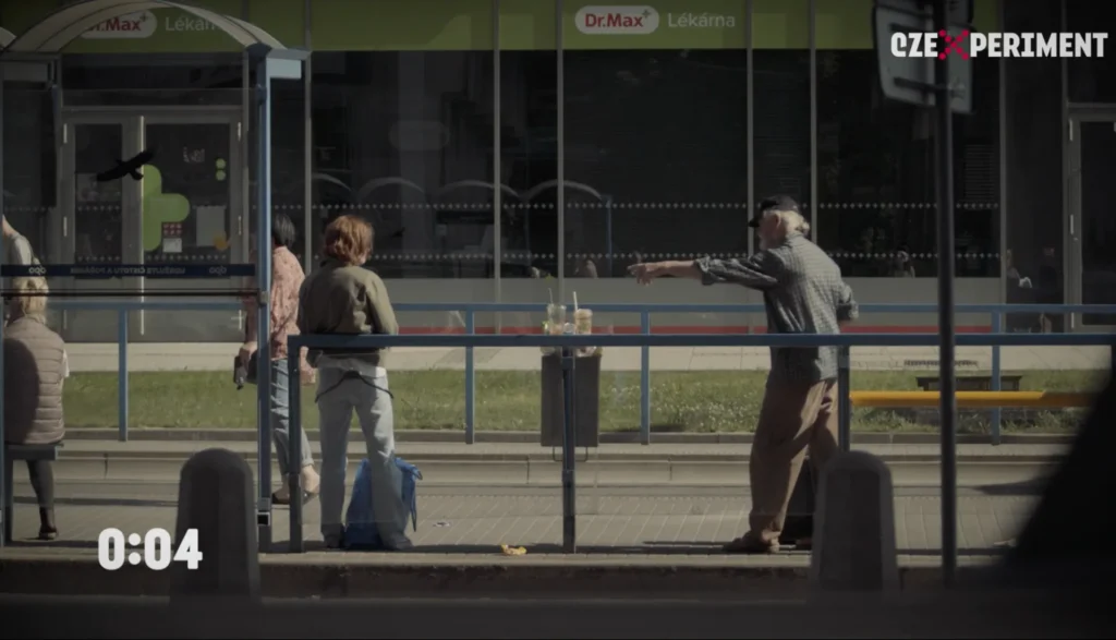 Kdo se zastane Ukrajinky před agresivním důchodcem? Experiment ukázal, že lidé nejsou lhostejní