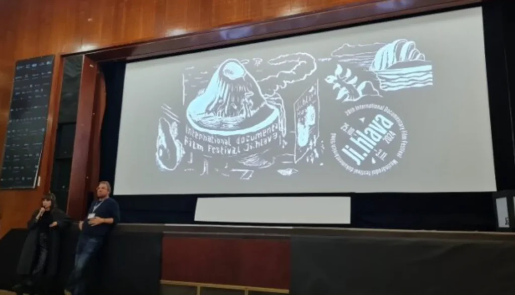 Projekt CzeXperiment představil dvě premiéry sociálních experimentů a nabízí možnost hlasování deštníky veřejnosti